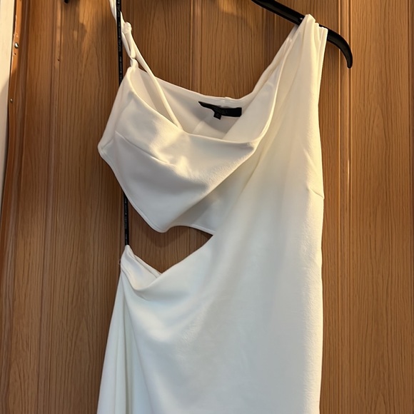 Long eggshell colored dress w/slit on side and front bottom just to big - Picture 3 of 4